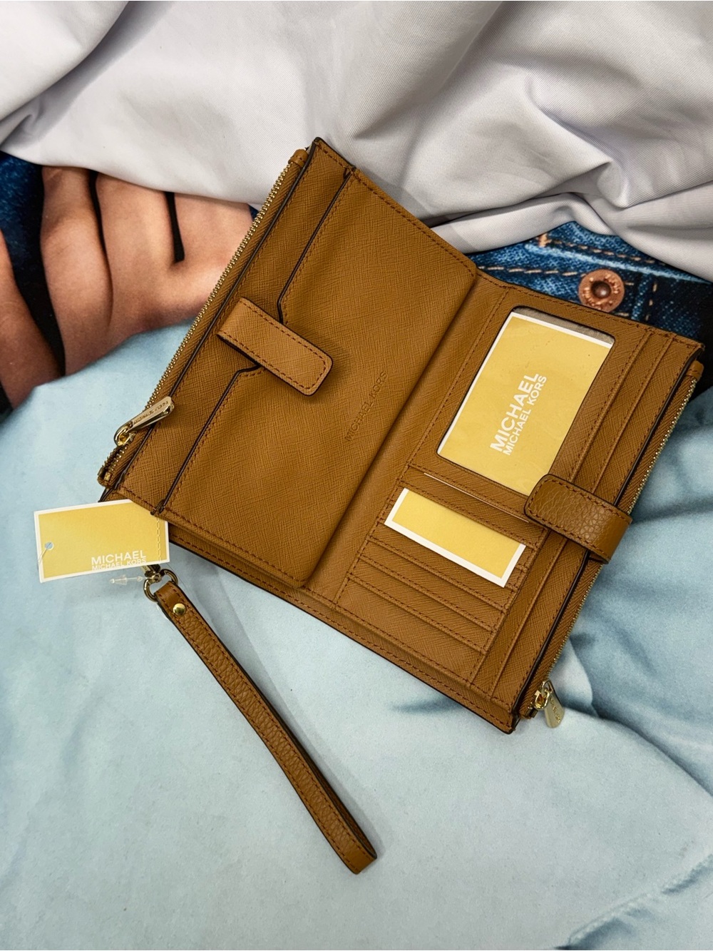 (new+tag) Michael Kors Pebbled Leather Brown Acorn Wristlet with Gold Hardware - Picture 3 of 9